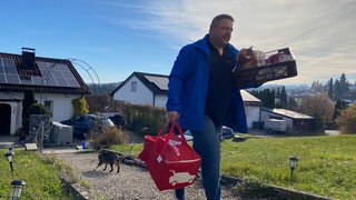 Richard Theiler, Einzelhändler aus Bad Urach, bringt die Bestellungen bis an die Haustür der Kundinnen und Kunden. Er hat den Lieferservice mit initiiert. Denn er will den Kunden, die von der Sperrung der Sirchinger Steige betroffen sind, helfen.