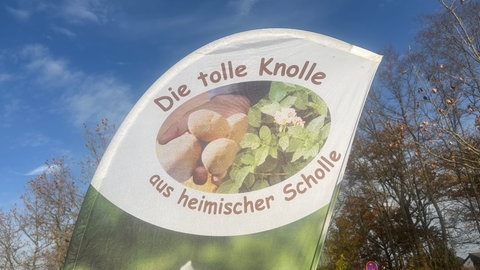 Auf einer Fahne wird für die Kartoffel, "die tolle Knolle aus heimischer Scholle", geworben.