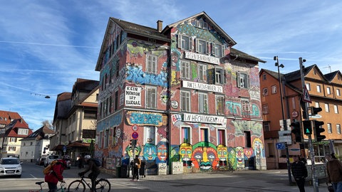 Zu sehen ist das Epplehaus in Tübingen mit dem Aufruf "Gegen den AfD-Parteitag am 23. November 25 in Hechingen!"