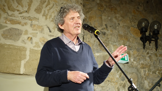 Uli Keuler auf der Bühne bei seinem letzten Auftritt in Aidlingen-Deufringen (Kreis Böblingen).