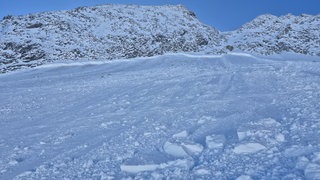 Ein schneebedeckter Gletscher. Bei einem Lawinenabgang im bayerischen Tirol sind acht Wintersportler - darunter ein Mann aus dem Zollernalbkreis - teilverschüttet worden. 
