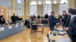 Gerichtssaal im Landgericht Hechingen. Angeklagte, Verteidiger, Kläger und Richter stehen an ihren Plätzen. Im Entführungsprozess hat das Opfer ausgesagt.