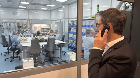 Hartmut Grathwohl, Produktionsleiter bei bentley InnoMed, schaut in einen der Reinräume