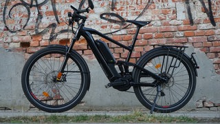 Ein Pedelec steht am Straßenrand.In Tübingen wurden rund 60 Pedelecs gestohlen. Vier junge Männer stehen dafür im Verdacht. 