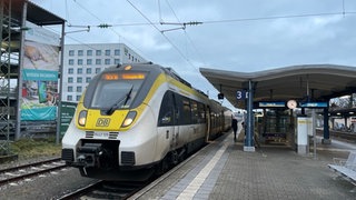 Regionalzüge auf einem Gleis des Reutlinger Bahnhofs. Mit dem Fahrplanwechsel am 14. Dezember gibt es Veränderungen auch bei Ammertalbahn, Ermstalbahn und weiteren Regionalzügen.