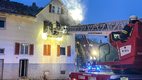 Die Feuerwehr bekämpft den Brand eines Wohnhauses in Trossingen. Eine Person wurde tot gefunden.