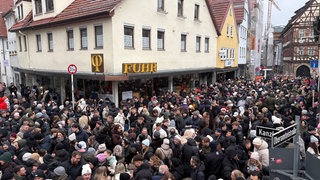 Die Straßen in der Innenstadt von Reutlingen am Heiligen Morgen sind schwarz vor Menschen. 