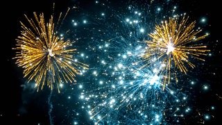 Ein Feuerwerk am Nachthimmel. In manchen Innenstädten wie Tübingen ist Böllern streng verboten.