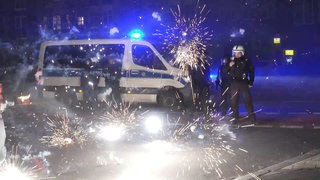 Einsatz von Polizeikräften an Silvester. Diese überwachen die geltenden Feuerwerksvorschriften.