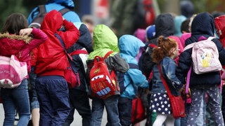 Symbolbild: Eine Gruppe Kindergartenkinder macht einen Ausflug. In Spaichingen im Kreis Tuttlingen hat ein Autofahrer Kinder auf einem Parkplatz gefährdet.
