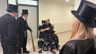 14 Schornsteinfeger haben bei Patienten wie diesem im Rollstuhl in der Tübinger BG Klinik Glücksbringer verteilt. 