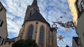 Der Rottenburger Dom von außen. Ein 30-Jähriger hat laut Polizei darin Kirchenbesucher mit einem Messer bedroht. Außerdem soll er kirchliche Gegenstände beschädigt haben.