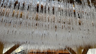Eiszapfen hängen am Eisgalgen im Hof der Brauerei Schimpf. Sie sollen im Sommer das Bier kühlen.