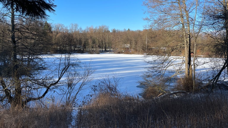 Auch auf dem zugefrorenen Breitenbachsee bei Reutlingen sind Spuren sichtbar. Dort trauen sich Menschen mit Schuhen und Kufen auf das Eis.