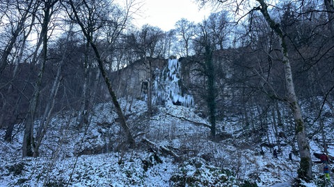 Der gefrorene Wasserfall in Bad Urach lockte zahlreiche Besucher an. 