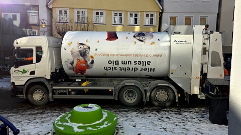 Ein Müllfahrzeug steht vor einer Häuserreihe in Albstadt-Ebingen im Zollernalbkreis. In mehreren Städten des Landkreises kommt die Müllabfuhr nicht.