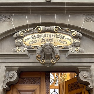 Der Schwurgerichtssaal im Landgericht Tübingen. Ein Mann aus Rottenburg muss sich hier wegen des Verdachts der versuchten Tötung an seiner Ehefrau verantworten. 