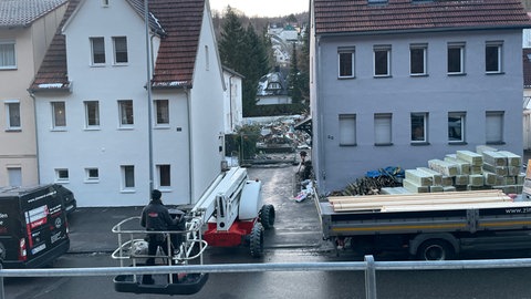 Aufräumarbeiten nach der Explosion in Albstadt-Tailfingen mit drei Toten. Die Hilfsbereitschaft vor Ort ist groß.