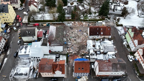 Einen Tag nach der Explosion eines Hauses in Albstadt sind Experten auf Spurensuche.  