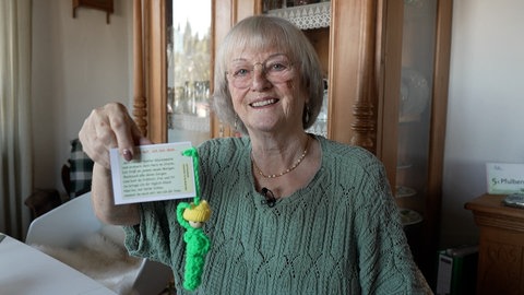 Die Pfullingerin Carin Fetzer hat 10.000 Glückswürmchen gehäkelt und verteilt. 