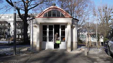 Die Pfullingerin Carin Fetzer hat 10.000 Glückswürmchen gehäkelt und damit Spenden für die Sanierung eines historischen Pavillons gesammelt.