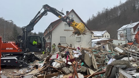 Einsatzkräfte arbeiten an einem Haus, das in Albstadt nach einer Explosion eingestürzt ist. Bei dem Einsturz des Hauses sind drei Menschen ums Leben gekommen, viele weitere sind von den Folgen betroffen.