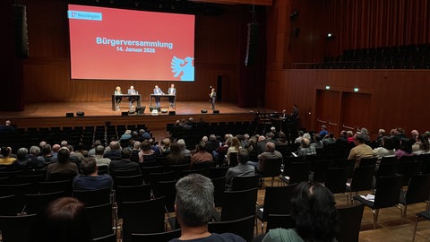 Rund 170 Reutlingerinnen und Reutlinger waren bei der Bürgerversammlung in der Stadthalle und haben Fragen an die Bürgermeister und den Oberbürgermeister zu den vorgeschlagenen Sparmaßnahmen gestellt.
