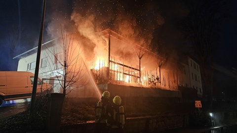 Eine Papiertonne hatte Feuer gefangen 