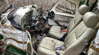 Das Wrack eines Sportflugzeugs liegt in einem Waldgebiet bei Geisingen im Kreis Tuttlingen. Bei einem Flugzeugabsturz bei Geisingen im Kreis Tuttlingen vor gut einem Jahr starb der Pilot . 