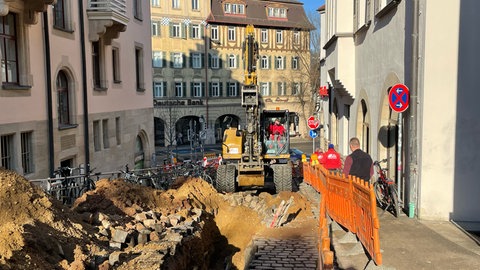 Bauarbeiten mit Bagger und aufgegrabenem Boden nach dem Wasserrohrbruch in der Österbergstraße in Tübingen