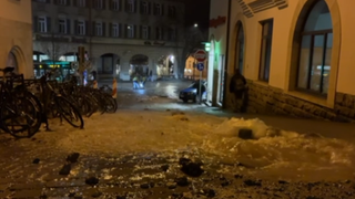 Bei einem Wasserrohrbruch in Tübingen sprudelt Wasser auf die Straße und fließt auf eine Kreuzung.