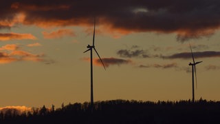 Windräder in der Abenddämmerung. Der Regionalverband Neckar-Alb hat sich für den Windkraft-Plan entschieden.