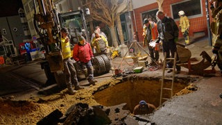 Arbeiten in Albstadt-Ebingen (Zollernalbkreis) an einer Gasleitung, die bei Bauarbeiten angebohrt wurde