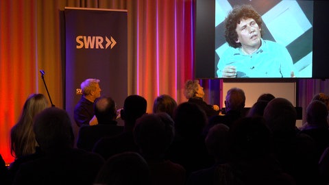 Kabarettist Uli Keuler mit Publikum im SWR Studio Tübingen. Mit Moderator Markus Beschorner hat er auf seine lange Karriere zurückgeblickt.