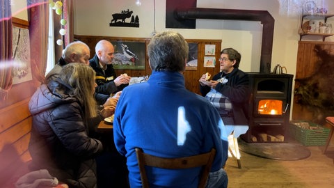 Die lose Trauergruppe rund um Richard Tartler und Förster Manfred Schuh kümmert sich um die beiden Kater in der Friedwald-Hütte in Münsingen.