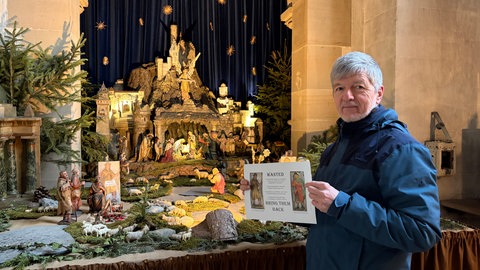 Clemens Krebs zeigt den Aushang vor der Krippe. Er hofft damit die Krippenfiguren wiederzubekommen.