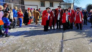 Eine Gruppe verkleideter Menschen steht auf einer Straße. Auf der Straße liegt viel Konfetti. Die Stadt Tuttlingen verbietet Konfetti auf der Fasnet dieses Jahr.