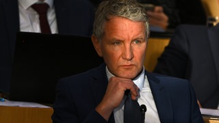 Björn Höcke ist Chef des vom Verfassungsschutz als rechtsextremistisch eingestuften AfD Landesverbands Thüringen.
