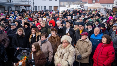 Eine Menschenmenge steht beim Fasnetsspiel in Burladingen vor der Bühne.
