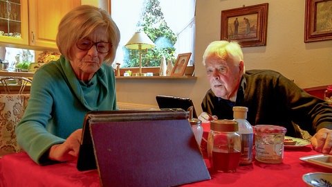 Inge und Karl-Heinz Wittmann bei ihrer täglichen Lektüre auf dem Tablet. sind seit 65 Jahren verheiratet. Beim Frühstück wird Zeitung gelesen. Jeder auf seinem Tablet-PC.