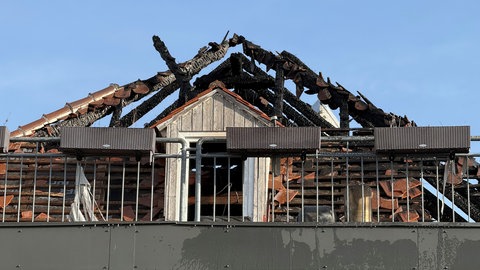 Reste eines Dachstuhls nach einem Feuer in Mengen.