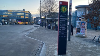 Der Omnibusbahnhof in Tübingen an einem kalten Wintermorgen. Nur wenige Fahrgäste sind zu sehen.