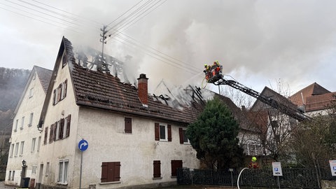 Eine große Rauchwolke steigt aus einem Haus auf. Ein Dachstuhl ist in der Bad Uracher Innenstadt am Samstagmorgen in Brand geraten.