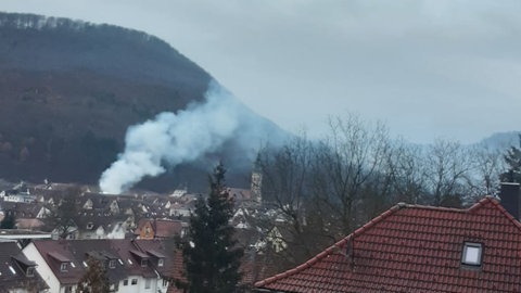 Die Rauchsäule über Bad Urach war von weitem sichtbar. Dort hatte am Samstagmorgen ein Haus gebrannt. Es ist seitdem einsturzgefährdet.