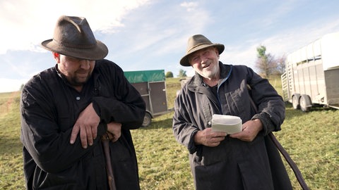 Die Schäfer Stefan und Ernst Fauser aus Hohenstein im Kreis Reutlingen berichten von Raben-Angriffen auf ihre Lämmer.
