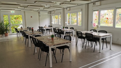 In der Container-Mensa in Starzach stehen Tisch und Stühle - es sind aber nicht genug für alle Kinder, die dort essen wollen.