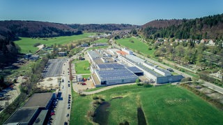 Eine Luftaufnahme des Unternehmens Mayer & Cie. in Albstadt: Ein Investor aus China übernimmt den Strickmaschinenhersteller nach dessen Insolvenz.