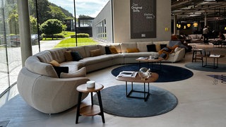 Das riesige "Wetten-dass..?"-Sofa aus der ZDF-Show steht im Original beim Möbelhersteller Rolf Benz in Nagold im Nordschwarzwald.