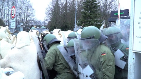 Die Bockzunft im Handgemenge mit den Soldatinnen und Soldaten der Albkaserne. Die Böcke wollen die Kaserne einnehmen. 