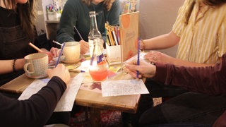 Im Offline-Café in Tübingen darf gespielt, geredet und genetzwerkt werden. Nur Handys müssen in der Tasche bleiben.